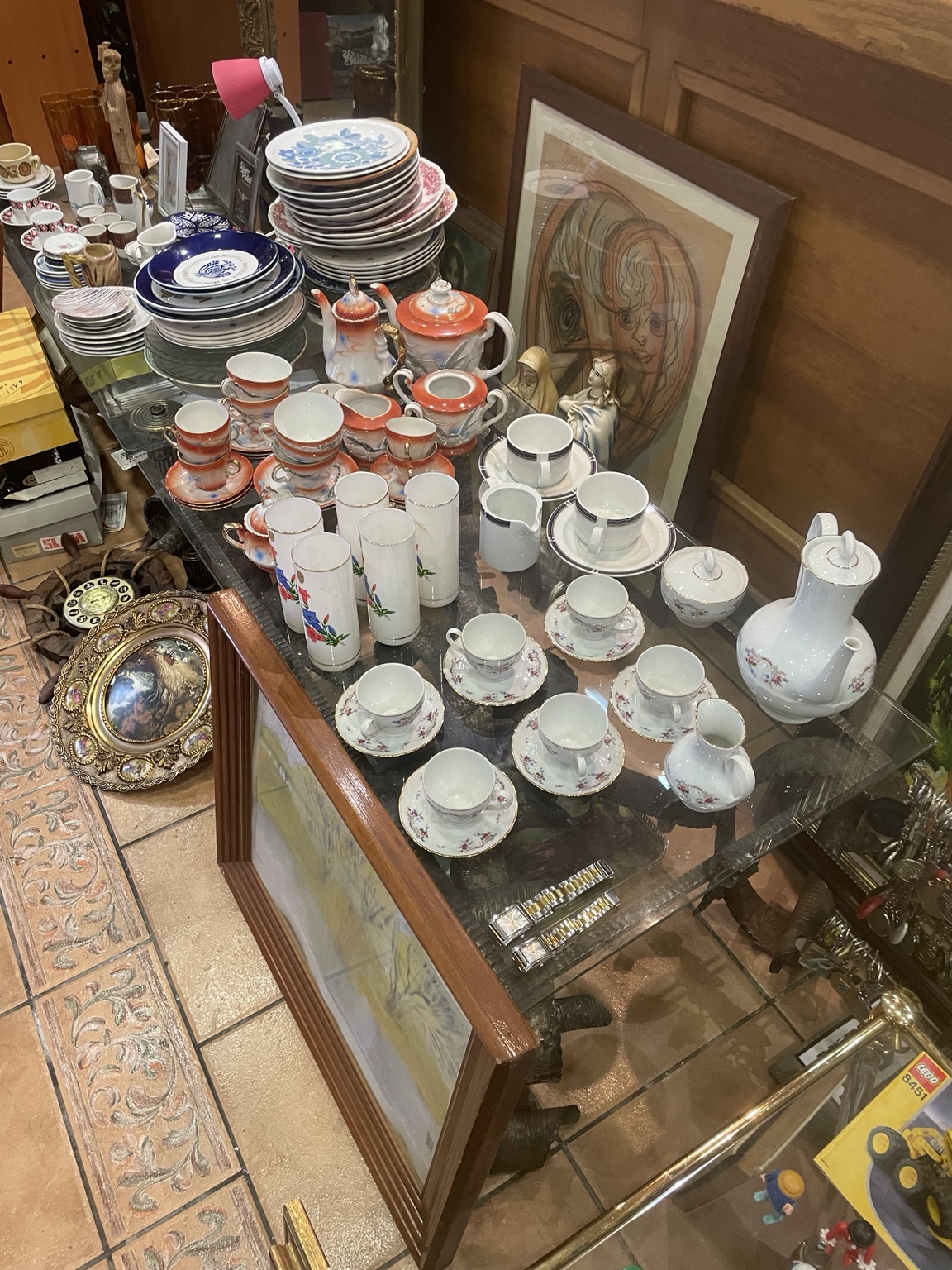 Mesa de cerámica y objetos vintage